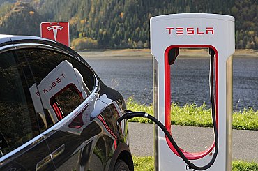 Česko zaostává za evropským průměrem v počtu elektromobilů. Chybí i nabíječky, zjistili kontroloři