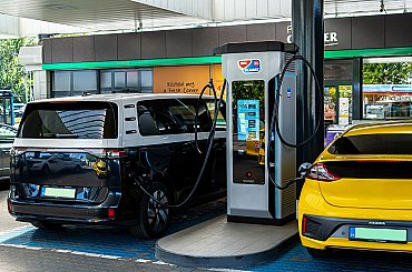 MOL Plugee se připojuje k jedné z největších sítí pro nabíjení elektromobilů v Evropě. Dobíjecí stanice MOL Plugee jsou nyní dostupné v síti DKV Mobility