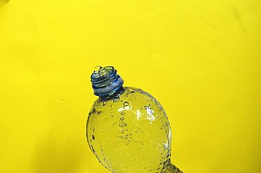 Konec „zelené byrokracie“. Zálohování PET lahví a plechovek má brzdit