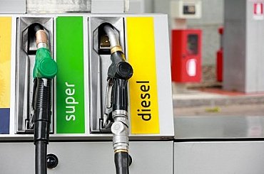 Ropa zlevňuje, ale benzin zdražuje. Stojí za tím marže rafinerií