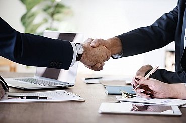 Zakladatel Creditas Pavel Hubáček se stahuje z vedení skupiny, povedou ji synové