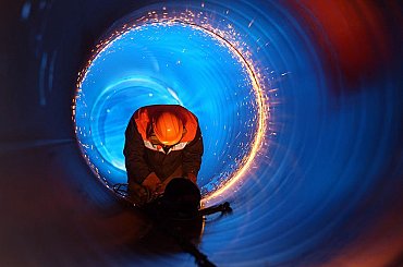 Ruský Gazprom zamířil z hluboké ztráty k vysokému zisku. Vyhlídky ale nejsou příznivé, koncern prodává nemovitosti a šetří