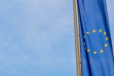 Evropská komise navrhla postupné ukončení dovozu ruského plynu a ropy do EU