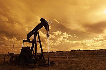 Ceny ropy pokračujú v poklese, sú pod tlakom protichodných faktorov
