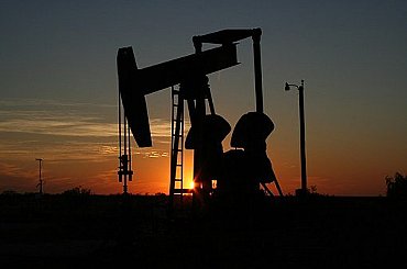 Americkým těžebním firmám ExxonMobil a Chevron klesl čtvrtletní zisk