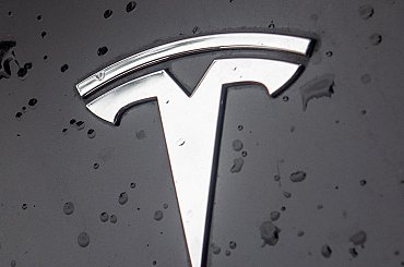 Tesla reaguje na propad prodejů a chystá velké propouštění. Odejít má více než desetina zaměstnanců