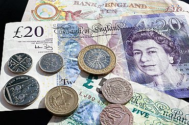 Britská libra se propadla vůči dolaru na rekordní minimum. Kvůli chystanému snižování daní