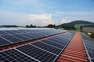 Bloomberg: Nové solární instalace v příštím roce poprvé klesnou