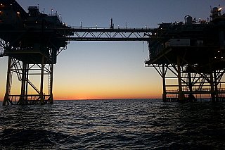 Ceny ropy klesají v reakci na silný dolar a v obavách z nízké poptávky