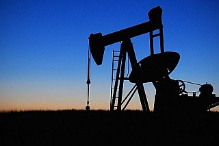 Ceny ropy klesly o tři procenta, Brent uzavřel nejníže od začátku roku
